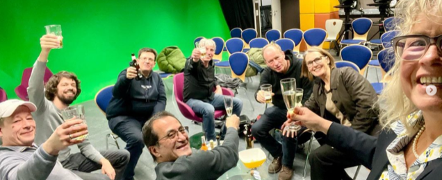 … und so glückliche Profs und Dozent*innen! … und so glückliche Profs und Dozent*innen!